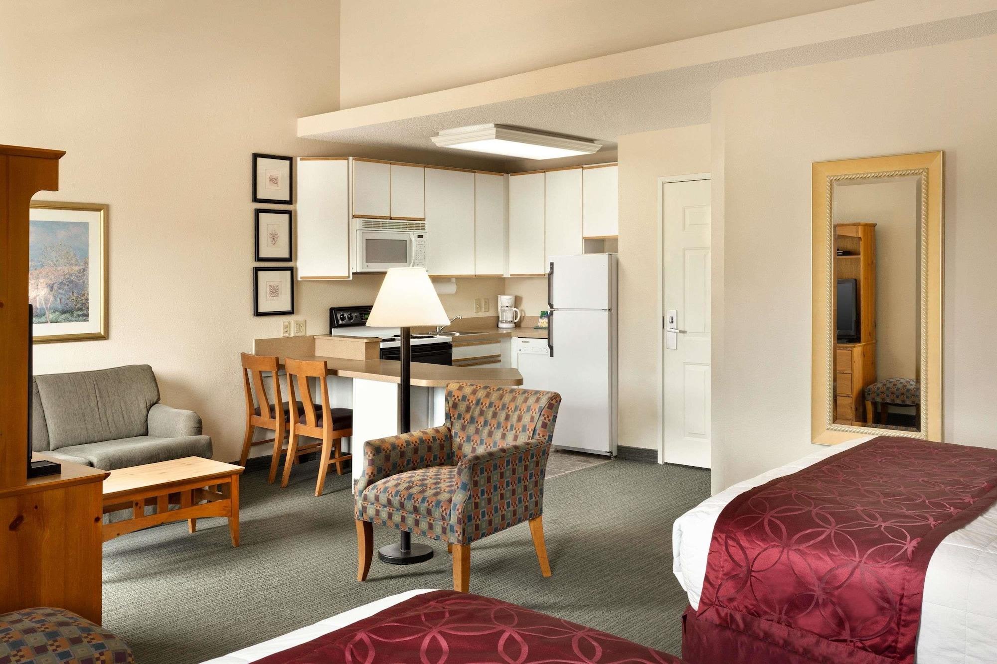 Baymont By Wyndham Wichita East Hotell Exteriör bild