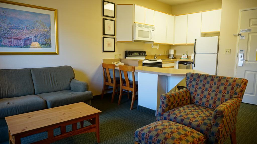 Baymont By Wyndham Wichita East Hotell Exteriör bild
