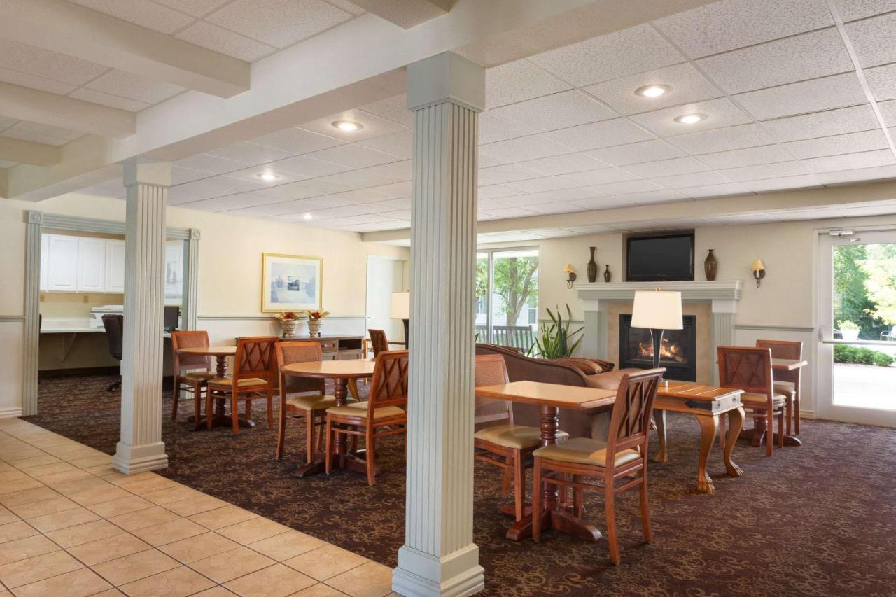 Baymont By Wyndham Wichita East Hotell Exteriör bild